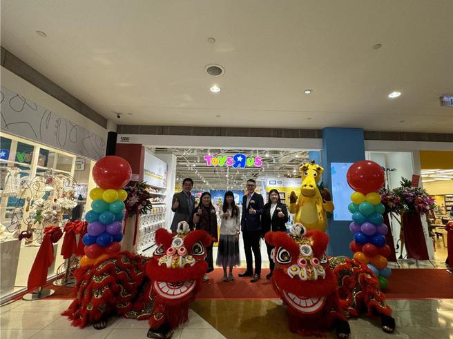 玩具“反”斗城全新改装概念店「高雄梦时代店新概念旗舰店」，于10日正式重新开幕。图／陈建宇