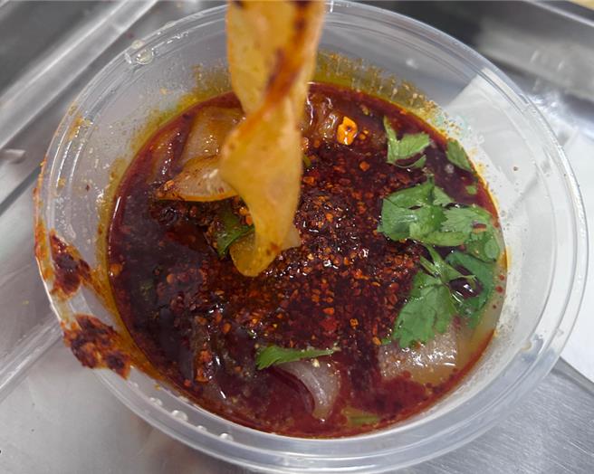 復旦大学记录中国团队见证天水麻辣烫爆红背后辣味赢家。图为一碗天水麻辣烫里，最抢眼的是油泼辣子。（復旦大学新闻学院「记录中国」团队）