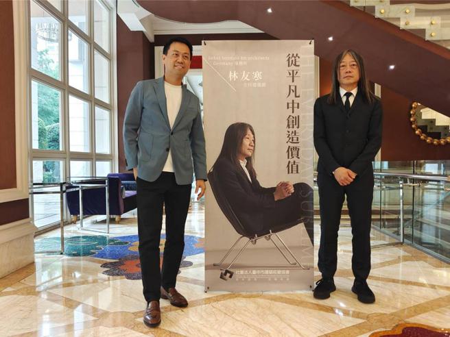 台中市建筑经营协会理事长叶昱徵（左）表示，林友寒的作品是得奖常胜军。图／曾丽芳