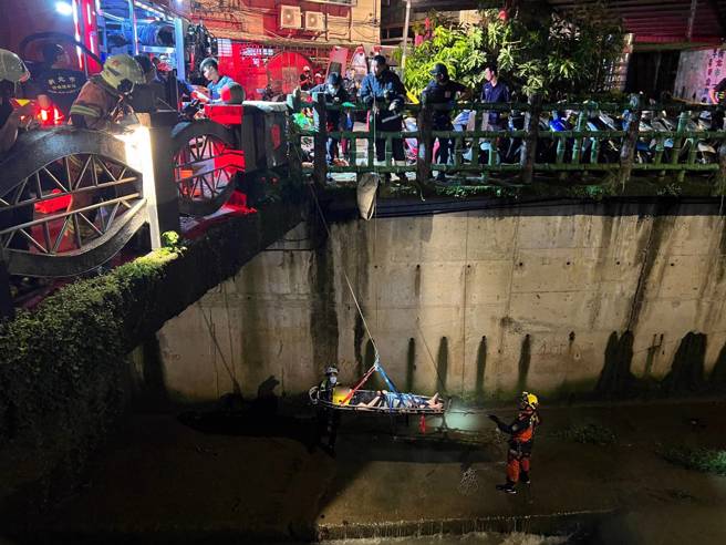消防队到场利用器材吊挂，将女子救上岸后送医。（翻摄画面）