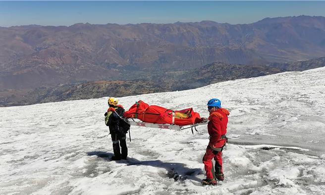 2024年7月5日，警察在秘鲁瓦拉斯市搬运一具被认定为美国登山者施坦普弗尔（William Stampfl）的遗体。（美联社）