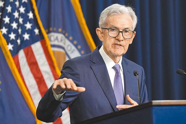 鲍尔指出：「今年初我们在实现通膨目标方面缺乏进展，但近日数据显示出现小幅进步。在我们对通膨持续回落至2％更有信心前，不宜调降利率。」。图／美联社