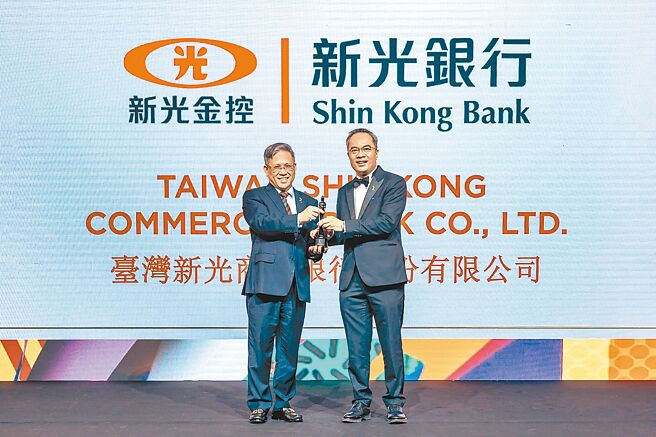 新光銀行榮獲《HR Asia》2024台灣「亞洲最佳企業雇主獎」及「多元、平等和包容獎」雙獎肯定，由新光銀行總經理李正國（左）出席接受HR Asia總編輯吳恩明（右）頒獎。圖／新光銀行提供