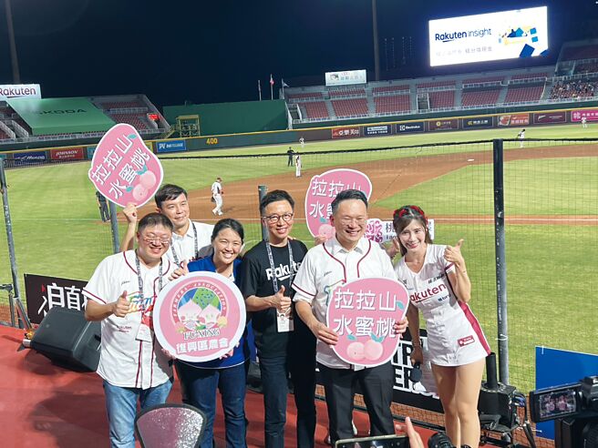 桃园市副市长苏俊宾（右二）、农业局长陈冠义（左一）现身球场共同推广在地拉拉山水蜜桃。图／主办单位提供