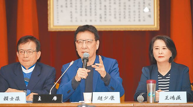 中广前董事长赵少康（中），如果桃园市长没有政党轮替，人证、物证一定会被隐瞒，增加办案难度。（本报资料照片）
