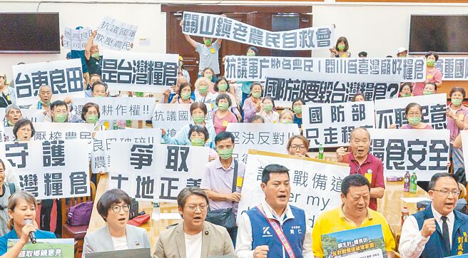 国民党立委黄建宾（前左三）9日举行记者会，向国防部表达选址缺乏沟通，恐破坏大面积良田，衝击农民生计等问题；台东县长饶庆铃（前左二）更带着近百名关山乡亲北上抗议，吶喊「不要补偿、重新选址」，呼吁国防部兼顾国防与民生。（郭吉铨摄）