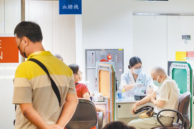 疾管署预估，本周新冠将进入最高峰，单周感染就医人次上看13万人次。图为民眾前往医院就医。（郭吉铨摄）