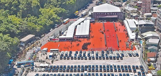 天道盟发起人之一、太阳联盟精神领袖吴桐潭日前因肾衰竭过世，9日举行告别式，场面盛大。（徐佑升摄）