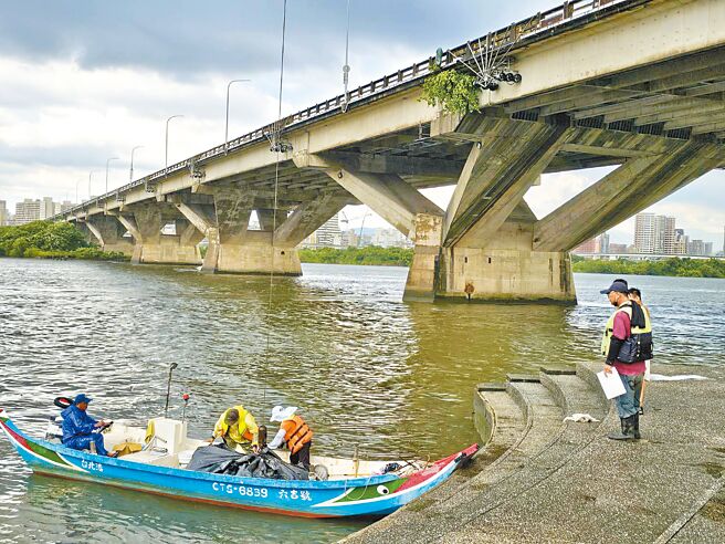 新北市浮洲橋下大漢溪7日起陸續出現大量魚群暴斃，數百隻魚屍在水面上載浮載沉，環保局獲報後派員前往稽查，並派員清除魚屍。（新北市環保局提供／呂健豪新北傳真）