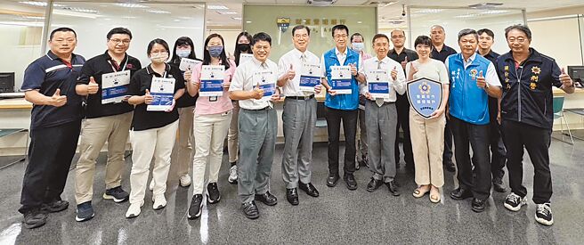 苗栗县警察局今年上半年成功阻止119件诈骗案件，拦阻金额9102万余元，县长锺东锦9日在县务会议中指示提高奖励标准，肯定协助打诈金融机构、超商人员。图为警局颁发奖励金感谢打诈有人员。（苗栗县警察局提供／李京升苗栗传真）