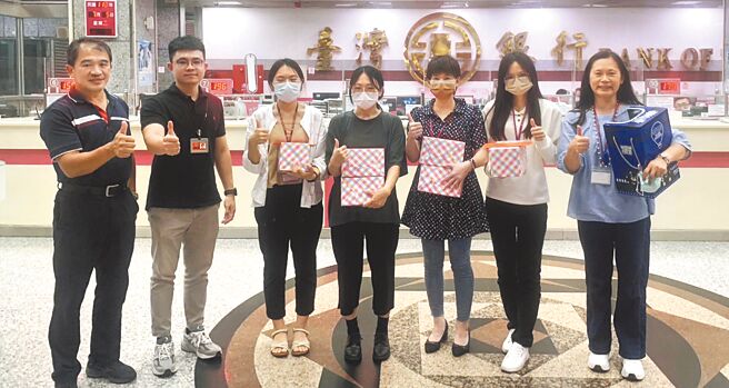 苗栗县警察局今年上半年成功阻止119件诈骗案件，拦阻金额9102万余元，县长锺东锦9日在县务会议中指示提高奖励标准，肯定协助打诈金融机构、超商人员。图为警局颁发奖励金感谢打诈有功人员。（苗栗县警察局提供／李京升苗栗传真）