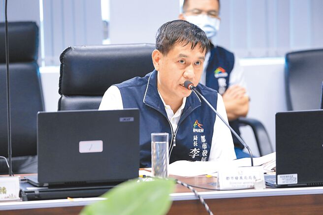 为加强台中市高楼社区安全，台中市都发局长李正伟9日在市政会议指出，从7月开始将採源头管制，包括大楼防火填塞、管道间防火区划等，建商必须提出消防、电机技师签证，才会核发使用执照。（林欣仪摄）