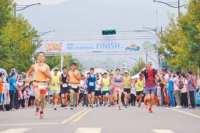 埔里镇公所举行的Puli Power山城派对马拉松第3度获高公局核准国6路权，10日开放报名，活动10月13日登场，让跑友跑上国道饱览环山美景，沿途大啖埔里美食。（埔里镇公所提供／杨静茹南投传真）