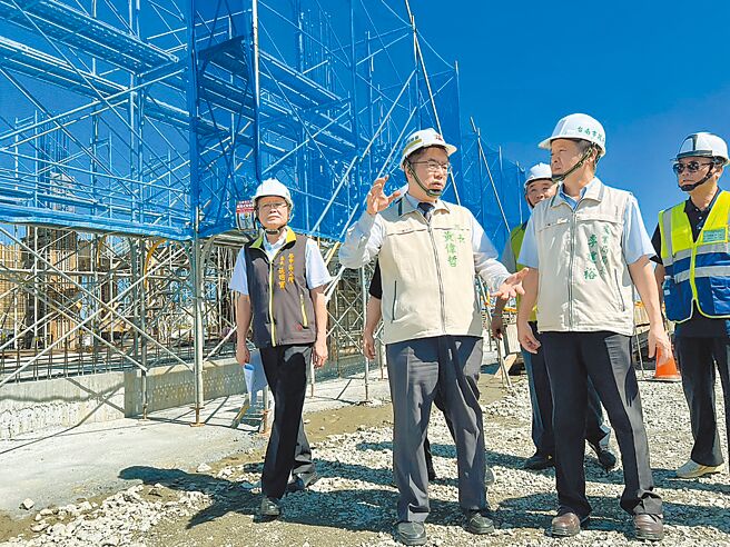 台南学甲多功能教育园区预定明年6月完工，台南市长黄伟哲（左二）9日到现场视察进度。（台南市政府提供／张毓翎台南传真）