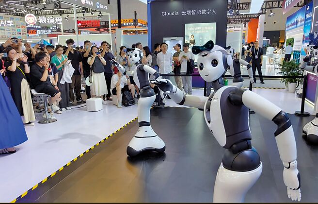 大陆工信部近日表示，随着新一轮科技革命和产业变革深入发展，接下来将依照6大方向，聚焦人形机器人、量子科技等领域。（新华社）