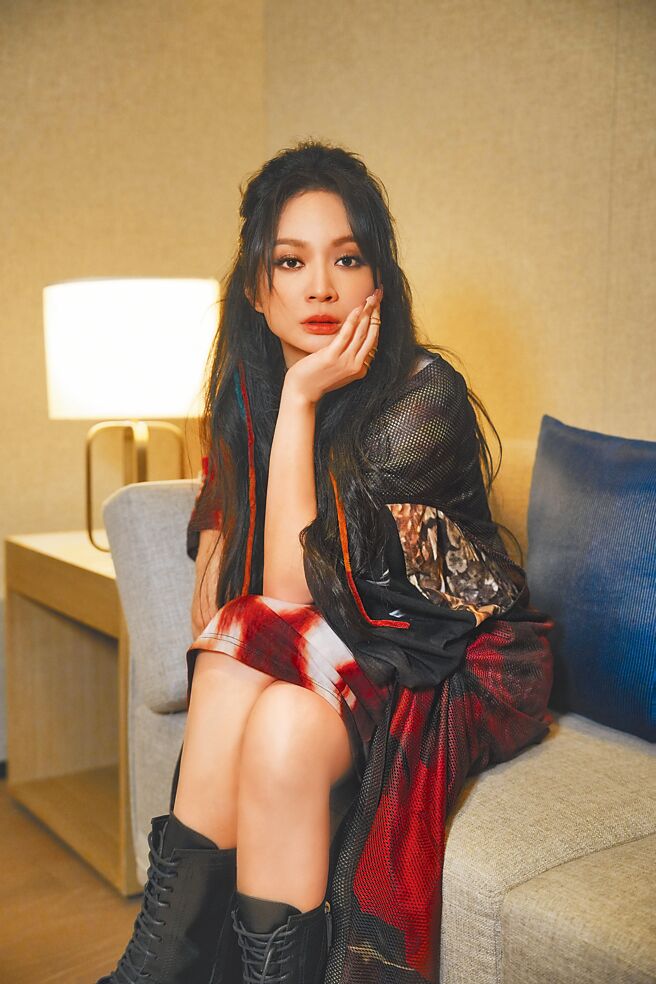 詹雯婷為《塑膠花》作曲及演唱主題曲〈掠日〉。（亞神音樂提供）