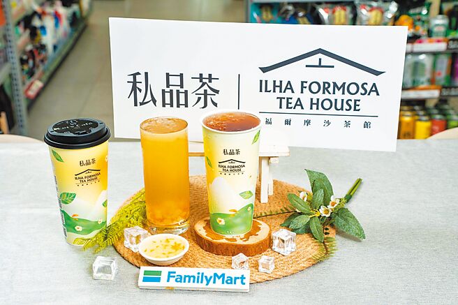 全家私品茶「福尔摩沙茶馆」系列首度推入料饮品「红柚椰果白乌龙」、「红柚椰果红茶」，特大杯65元。（石智中摄）