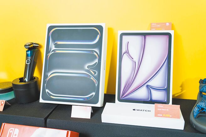 iPad新品加入卡利HIGH回馈，成为许多消费者欲入手的热门商品，新光三越 [i]Store iPad Pro M4晶片（左），推荐价3万4900元起。（石智中摄）