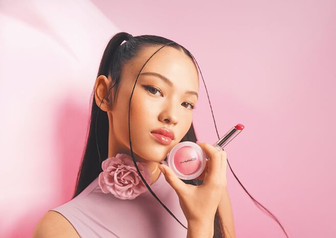 新光三越新品云朵腮红M.A.C超漾光持色奶冻腮红，推荐价1180元。（新光三越提供）