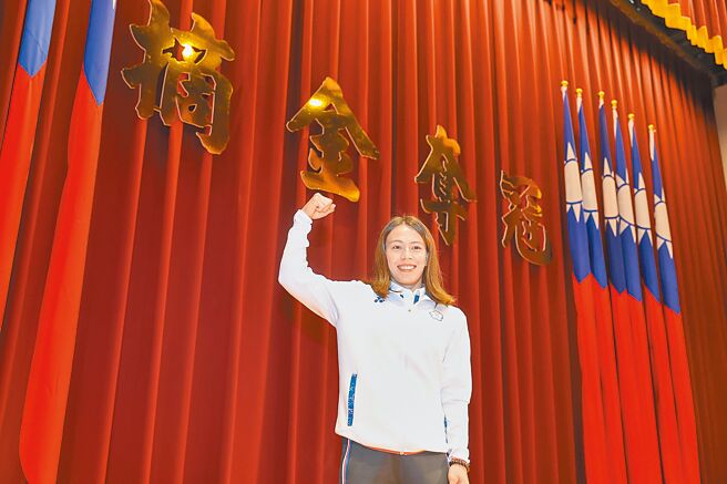 舉重國手郭婞淳與傷勢共存，靠放空紓壓。（杜宜諳攝）