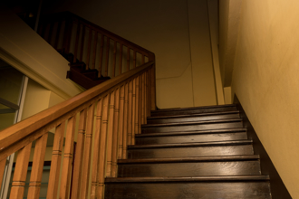 媽出遠門家裡就出現「神秘阿姨」 女兒18歲打開爸房門見驚悚真相崩潰