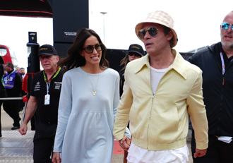 60歲布萊德彼特官宣戀情！緊牽小26歲女友 傳有意「再婚生子」