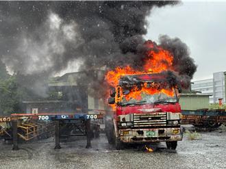 貨櫃車未發動車頭突起火 消防員2分鐘內撲滅