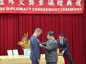 促進台歐關係獲頒睦誼外交獎章  高哲夫：我會想念陽明山