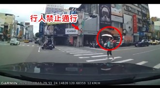 轎車轉彎遇到違規行人　按喇叭遭阿姨「中指」問候