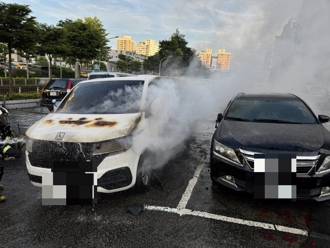 中和停車場內「長照專車」莫名起火　旁邊轎車遭受波及