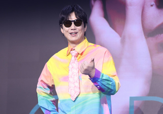 蕭煌奇交友用聽的？首度「開車上路」笑翻網：副駕有導盲犬