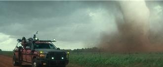 《龍捲風暴》突破大銀幕限制！名導親曝高中遭襲擊驚悚經歷