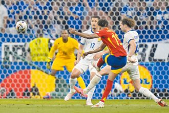 歐國盃》16歲亞瑪踢倒法國