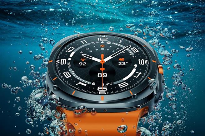 Galaxy Watch Ultra將推出47 mm鈦霧灰、鈦雲白以及鈦光銀三色版本。適合喜歡戶外運動者。（三星提供）