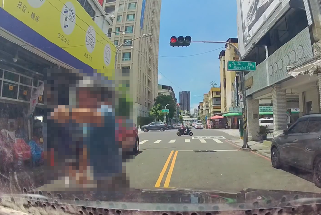 有驾驶日前在巷弄内开车，差点撞到突然衝出来的一对父女，对方质疑他开太快，让他无奈喊冤「开不到(时速)30」。（图／翻摄自脸书爆料公社公开版）