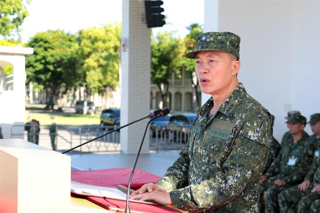  陆军司令锺树明上将主持开训典礼，勉入伍生做个顶天立地的军人。
（记者简廷哲摄）