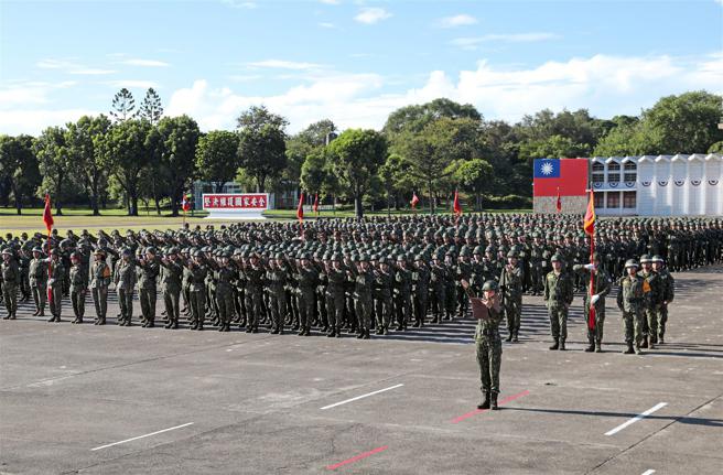 三军九校院联合入伍训练昨日举行开训典礼，全体人员大声宣誓维护国家安全、牺牲奋斗的决心。（记者简廷哲摄）