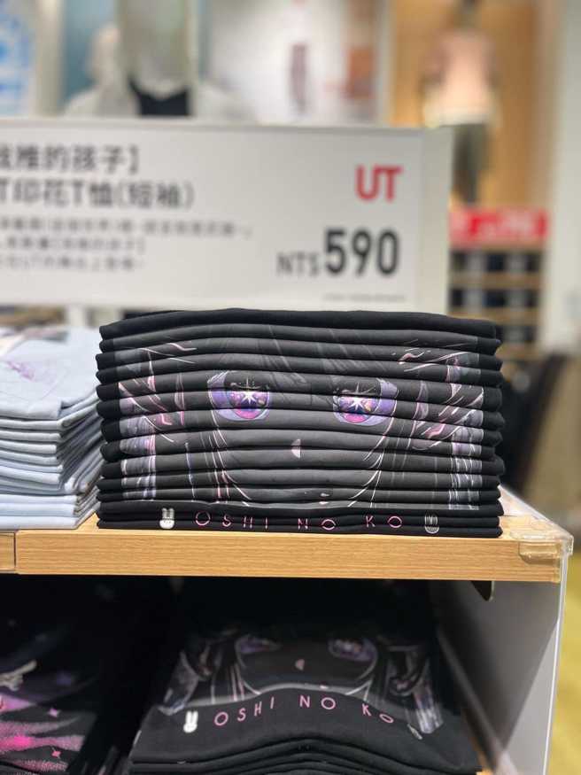 有店員細心整理貨架上的衣服，讓女主角星野愛的圖片完整露出，讓網友驚呼簡直藝術品。(圖／爆廢公社)