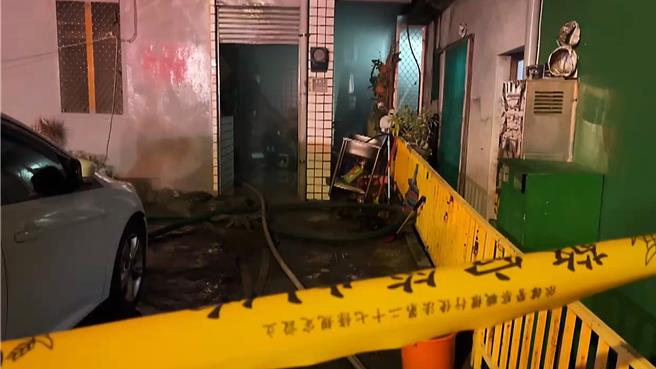 台東縣東河鄉民宅昨（6）日深夜驚傳人倫悲劇，77歲潘姓丈夫持刀捅妻後縱火燒屋，又砍傷21歲外孫左手掌，釀1死1傷。（民眾提供／蕭嘉蕙台東傳真）