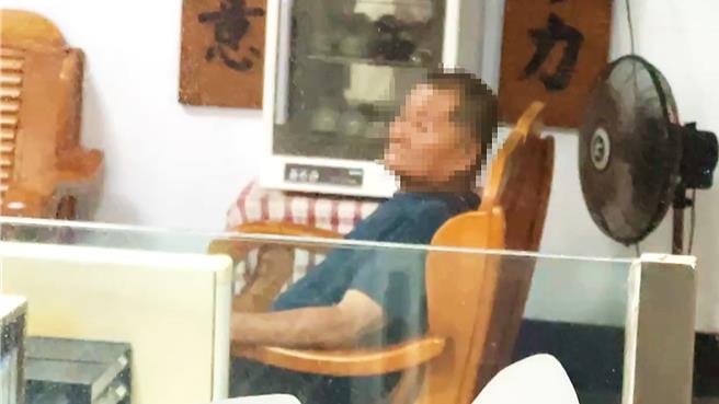 縱火行凶的潘姓丈夫被警方帶回偵訊，犯後表現泰然自若。（民眾提供／蕭嘉蕙台東傳真）