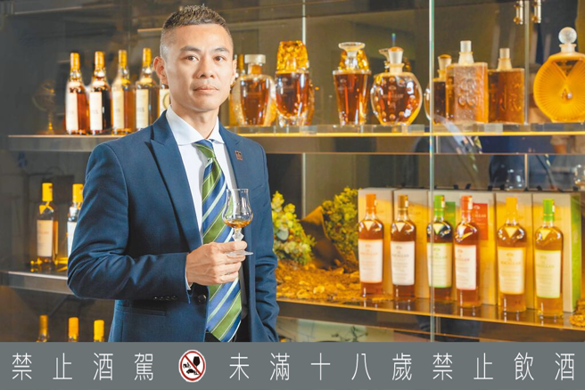 麥卡倫品牌大使黃偉綸透過實地走訪桶廠，深深感受到麥卡倫對於品質的堅持。（林勝發攝）飲酒過量 有礙健康