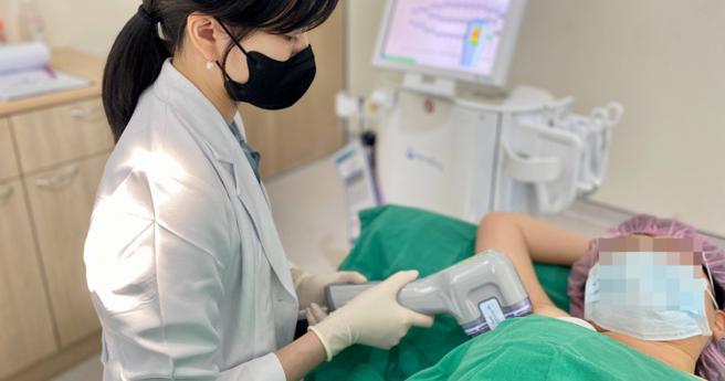 青春期是狐臭的好发时期，一名小六女童因此遭受同学言语霸凌，后来接受除狐臭疗程、改变饮食习惯后，明显改善异味问题。（示意图／非当事人，报系资料照）