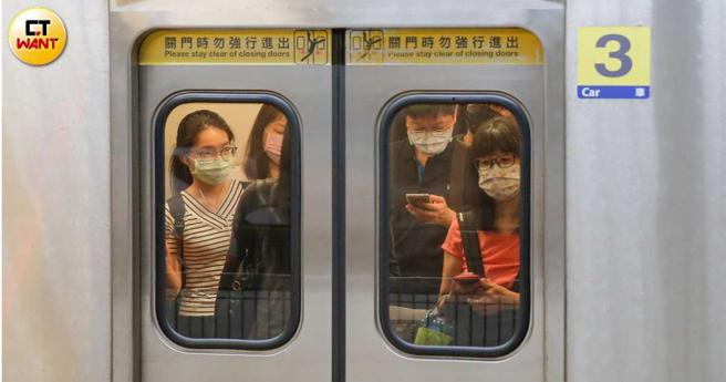 气温飙升猛流汗，如果又挤在密闭车厢内，「臭伤害」就非常惊人，甚至有人形容是慢性谋杀。（图／黄耀徵摄）