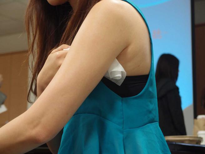 保持良好的衛生習慣，多擦去汗水、維持乾爽，也能減緩狐臭問題。（圖／報系資料照）