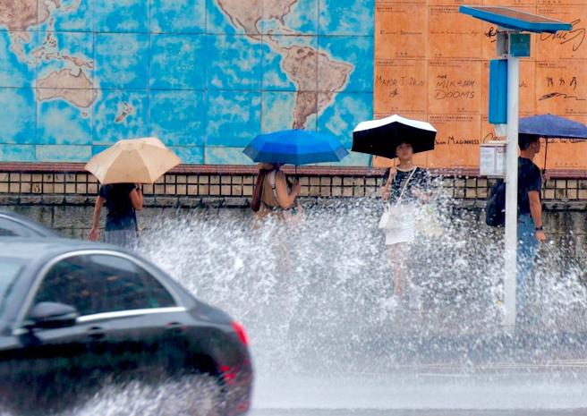 今午后中部以北、东半部及各山区有雷阵雨，易出现短延时强降雨伴随剧烈天气，且降雨时间拉长。（郭吉铨摄）