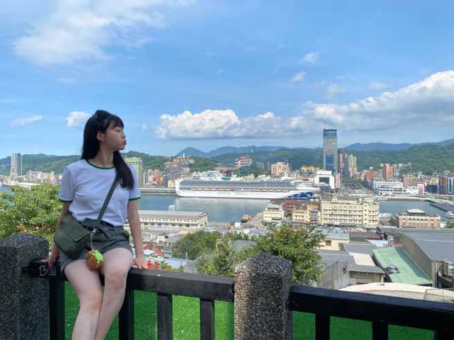 民进党前立委高嘉瑜在脸书贴出「亲吻基隆港」的照片，吸引万人点讚。（翻摄自高嘉瑜脸书）