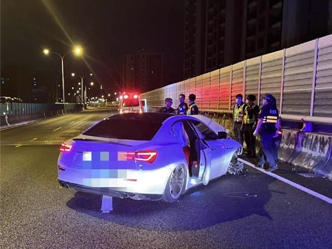 31岁张姓男子11日凌晨3时多驾驶玛莎拉蒂行经台74线26.2公里处，竟失控撞上护栏酿驾驶与乘客2伤，自行就医。经实施酒测，张男酒测值高达0.69mg／L，依公共危险罪嫌送办。（民眾提供／潘虹恩台中传真）