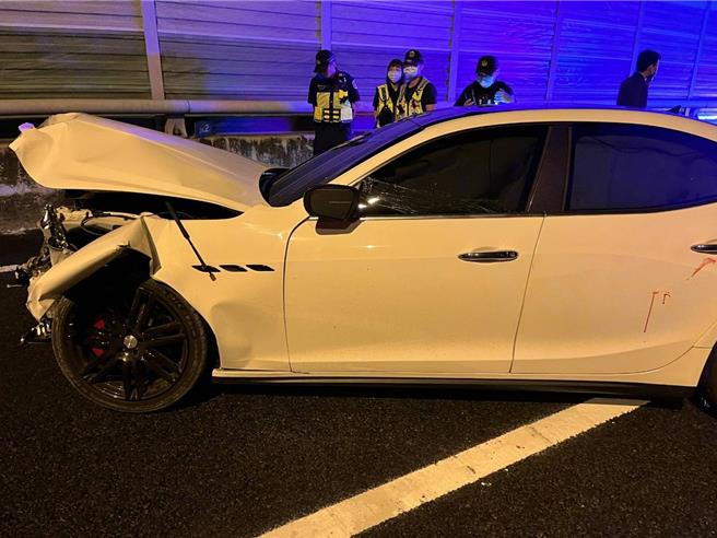 31岁张姓男子11日凌晨3时多驾驶玛莎拉蒂行经台74线26.2公里处，竟失控撞上护栏，整个车头「开口笑」车身也要摩擦损毁。（民眾提供／潘虹恩台中传真）