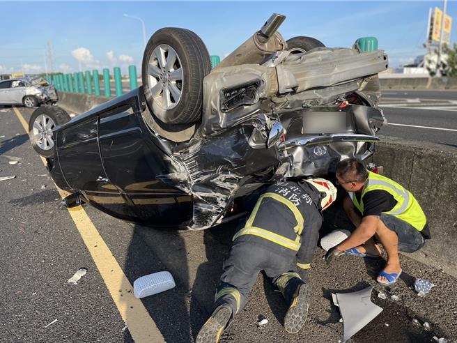 国道1号中山高速公路北上彰化、台中交界路段，11日清晨发生2起车祸，造成5车事故。（民眾提供／孙英哲彰化传真）