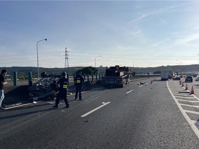 国道1号中山高速公路北上彰化、台中交界路段，11日清晨发生2起车祸，造成5车事故。（民眾提供／孙英哲彰化传真）